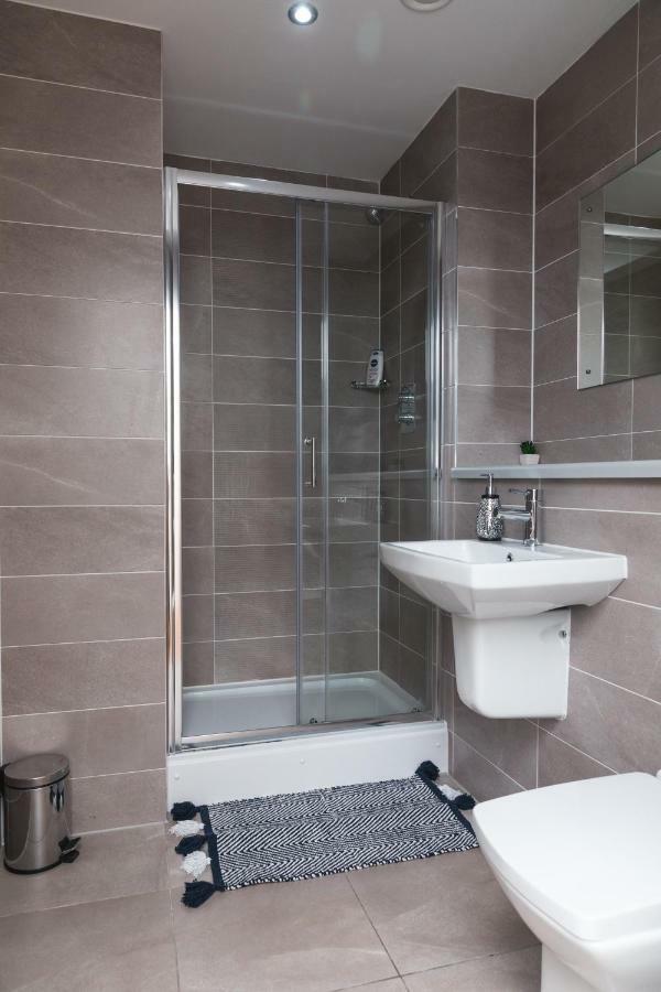 Studio Apartments Free Street Parking Subject To Availability مانشستر المظهر الخارجي الصورة