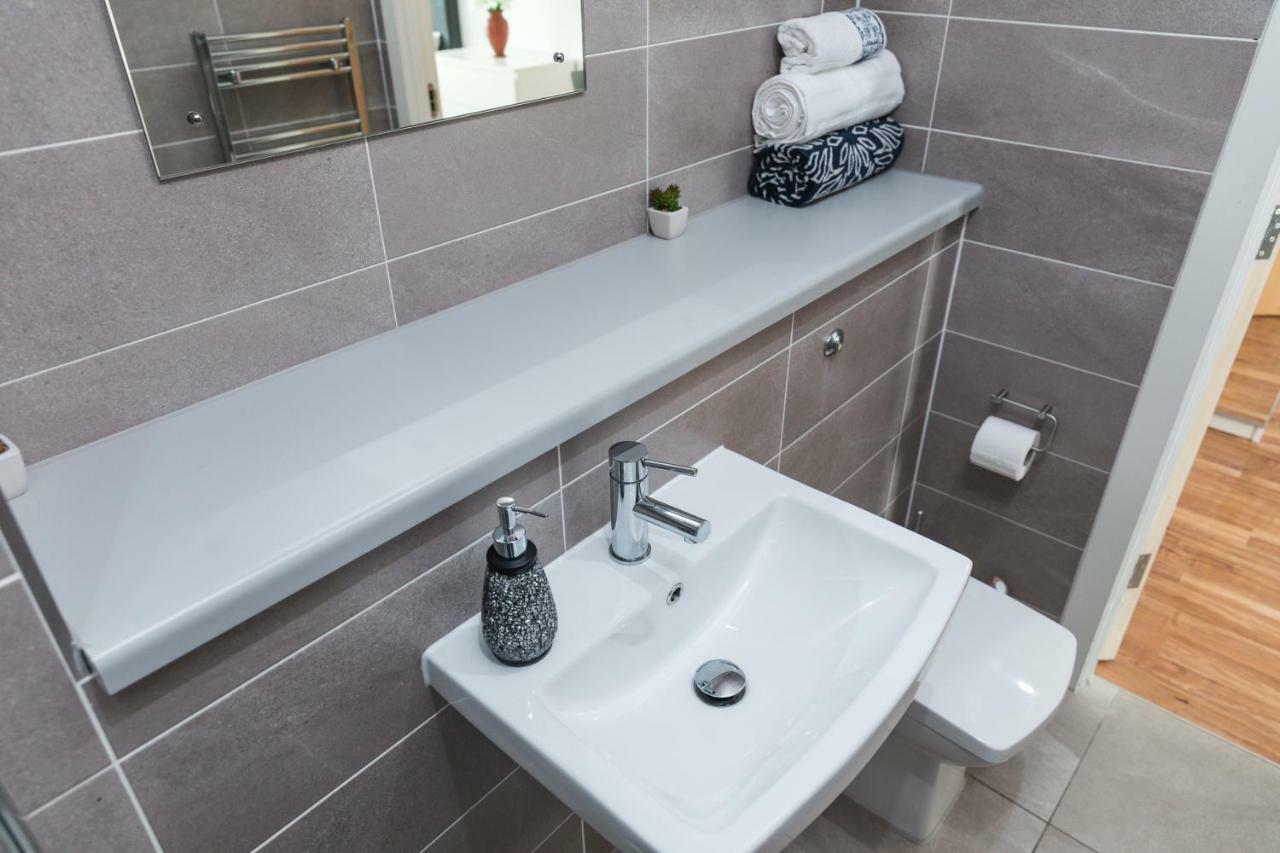 Studio Apartments Free Street Parking Subject To Availability مانشستر المظهر الخارجي الصورة
